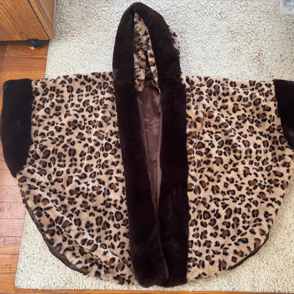 Coco+Carmen 
Leopard Print Women’s Hooded Cape OS